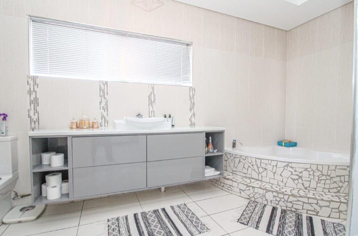 5 Bedroom Property for Sale in Nahoon Valley Park Eastern Cape